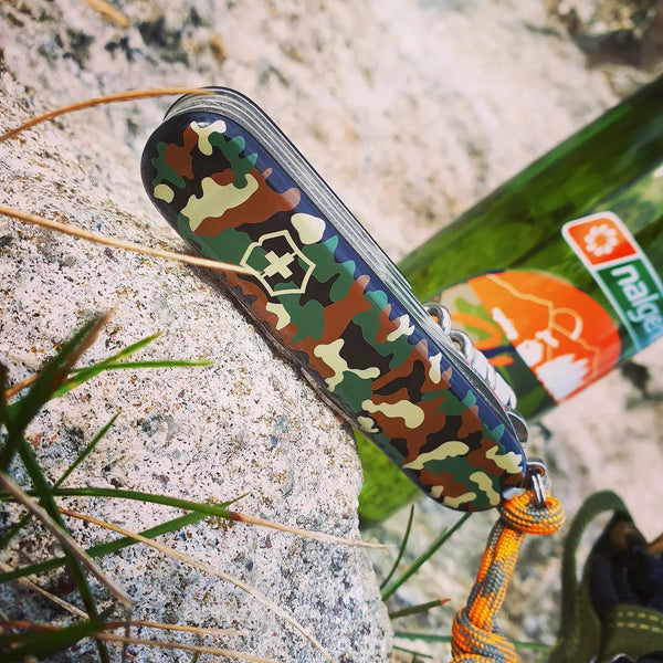 VICTORINOX MEDIUM POCKET KNIVES