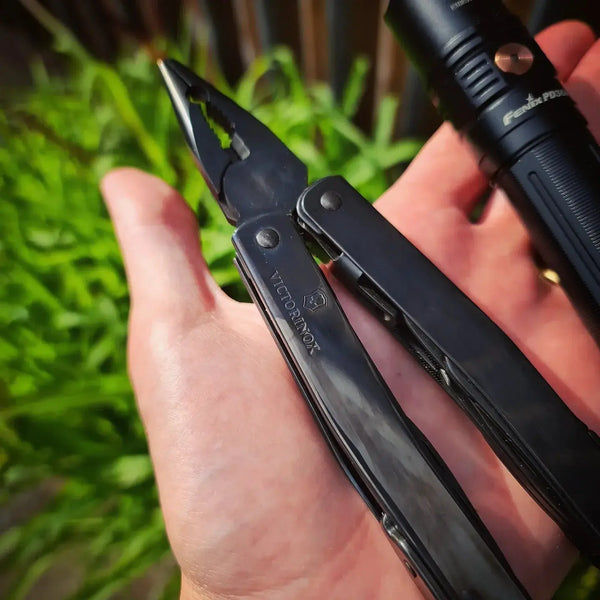 VICTORINOX SWISS TOOL