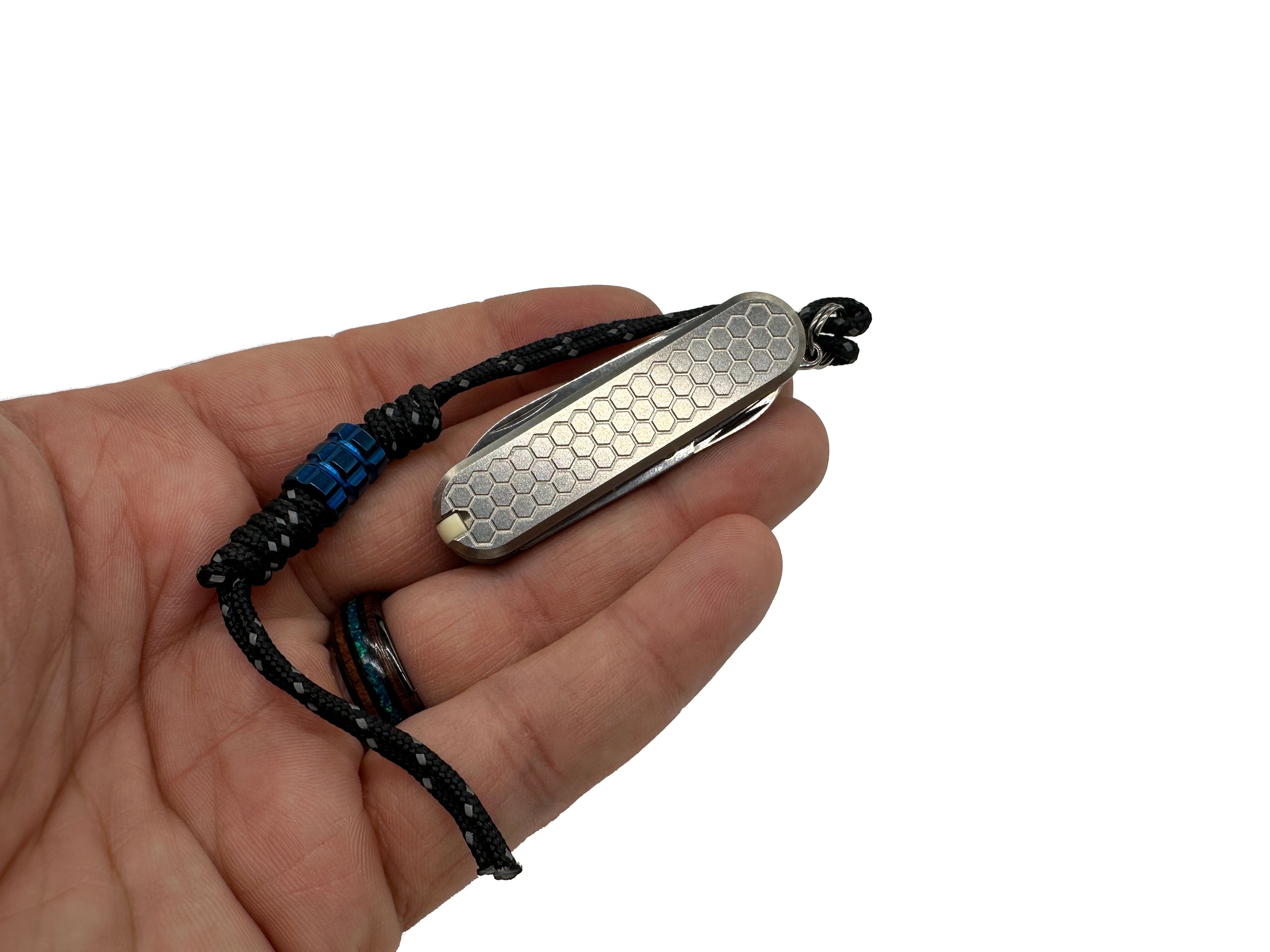 Maratac Classic Swiss Army Scale HC Honey Comb - Victorinox Classic Med Skållor Av Titan, Lanyard Och Bead