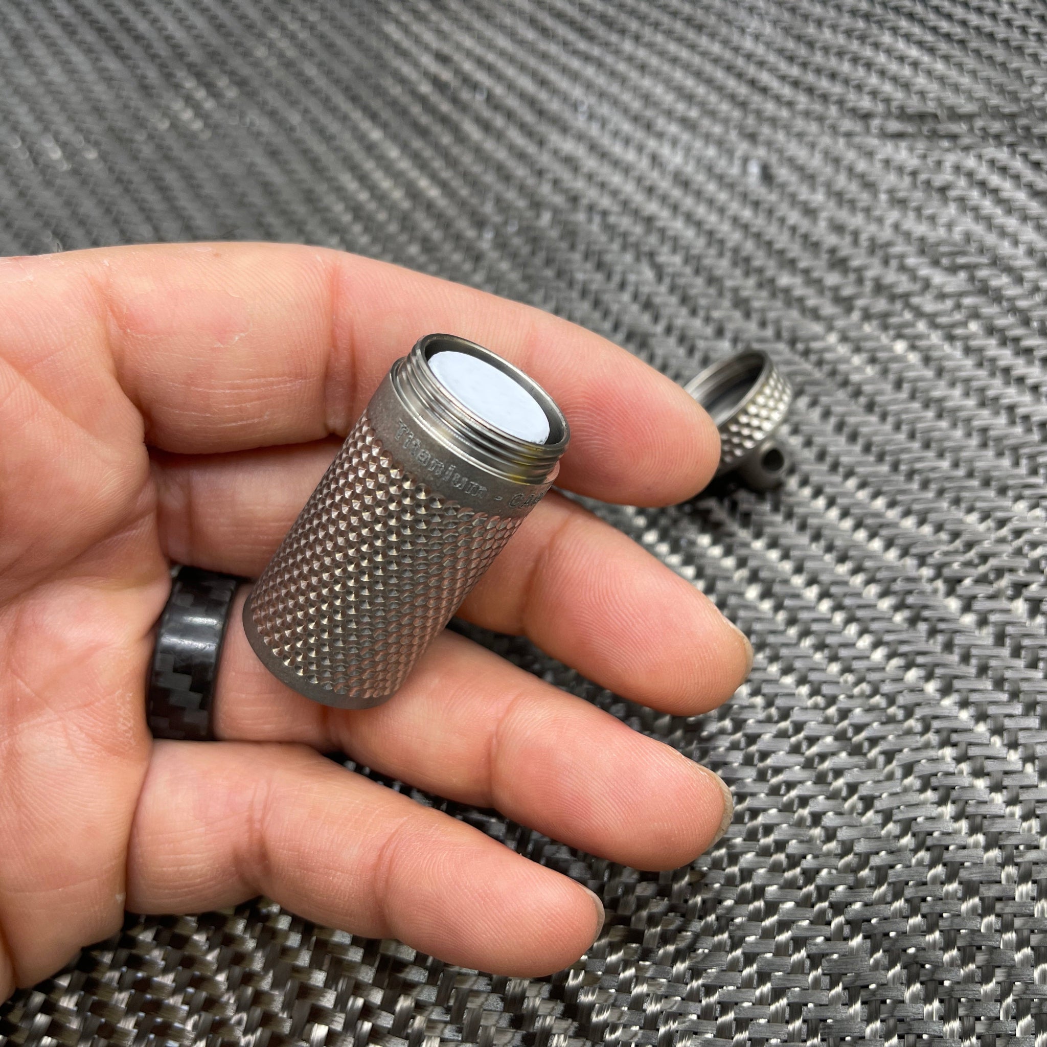 Maratac XL Piccolo Nitro Vault Titanium Capsule V2 in hand with open lid, medicin bottle SLIMS.SE
