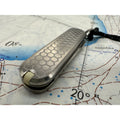 Maratac Classic Swiss Army Scale HC Honey Comb - Victorinox Classic Med Skållor Av Titan, Lanyard Och Bead