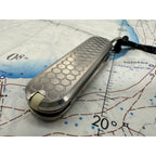 Maratac Classic Swiss Army Scale HC Honey Comb - Victorinox Classic Med Skållor Av Titan, Lanyard Och Bead