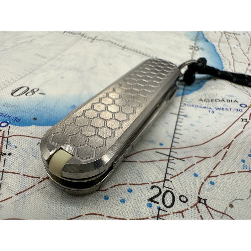Maratac Classic Swiss Army Scale HC Honey Comb - Victorinox Classic Med Skållor Av Titan, Lanyard Och Bead