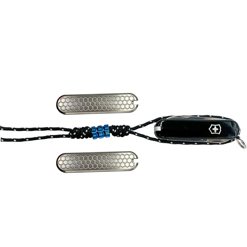Maratac Classic Swiss Army Scale HC Honey Comb - Victorinox Classic Med Skållor Av Titan, Lanyard Och Bead