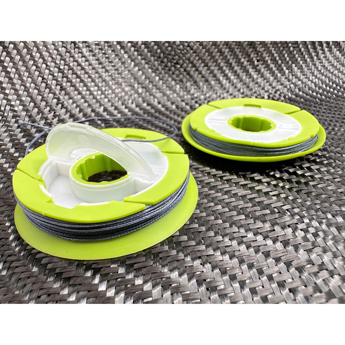 Maratac Armada-Weave - 27 Feet 130lbs Test + Silicone Storage Dispenser - 8 Meter Armadatråd Med Hållare - SLIMS.SE - litet fack