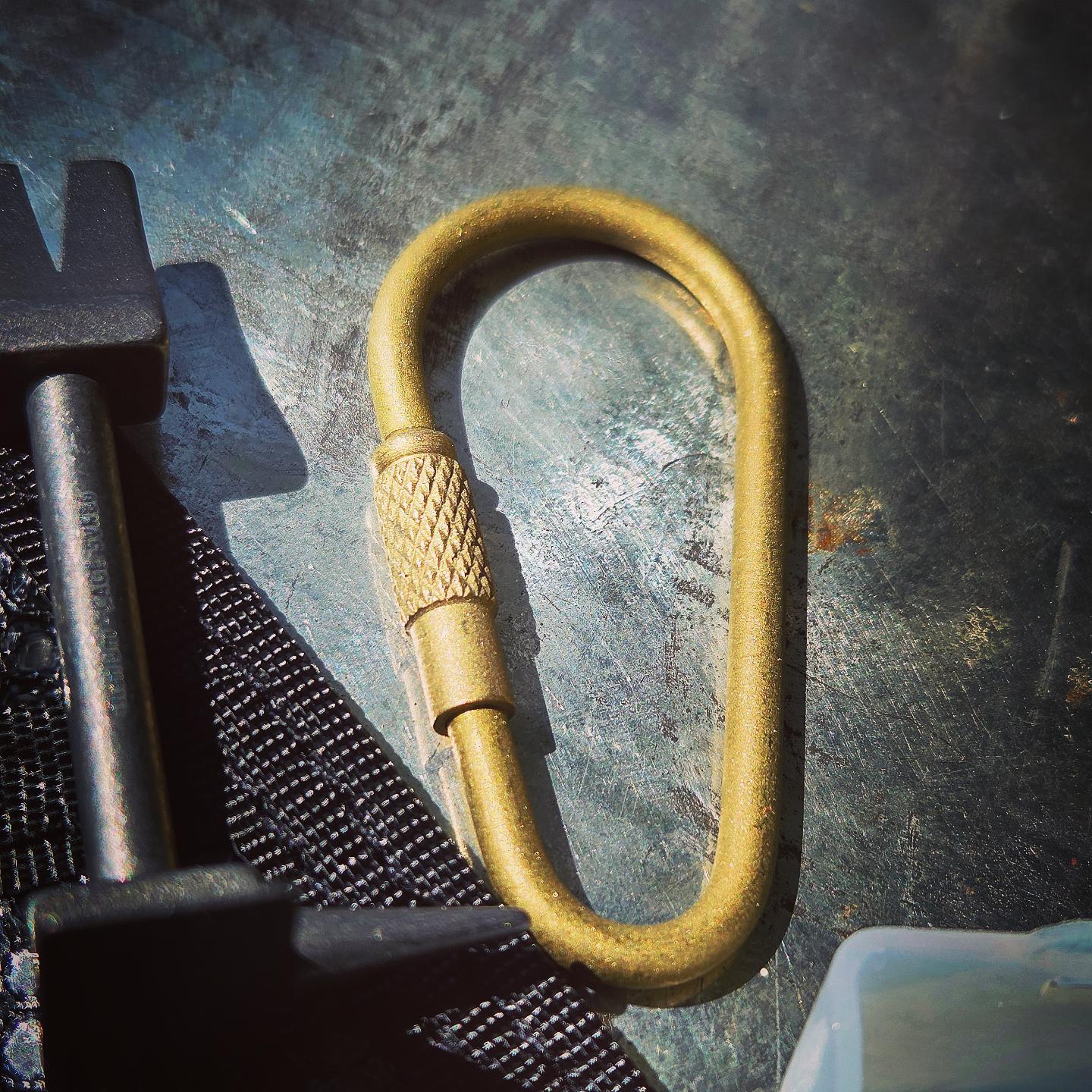 Maratac Screw Link Solid Brass - Nyckelring Av Mässing Närbild SLIMS.SE