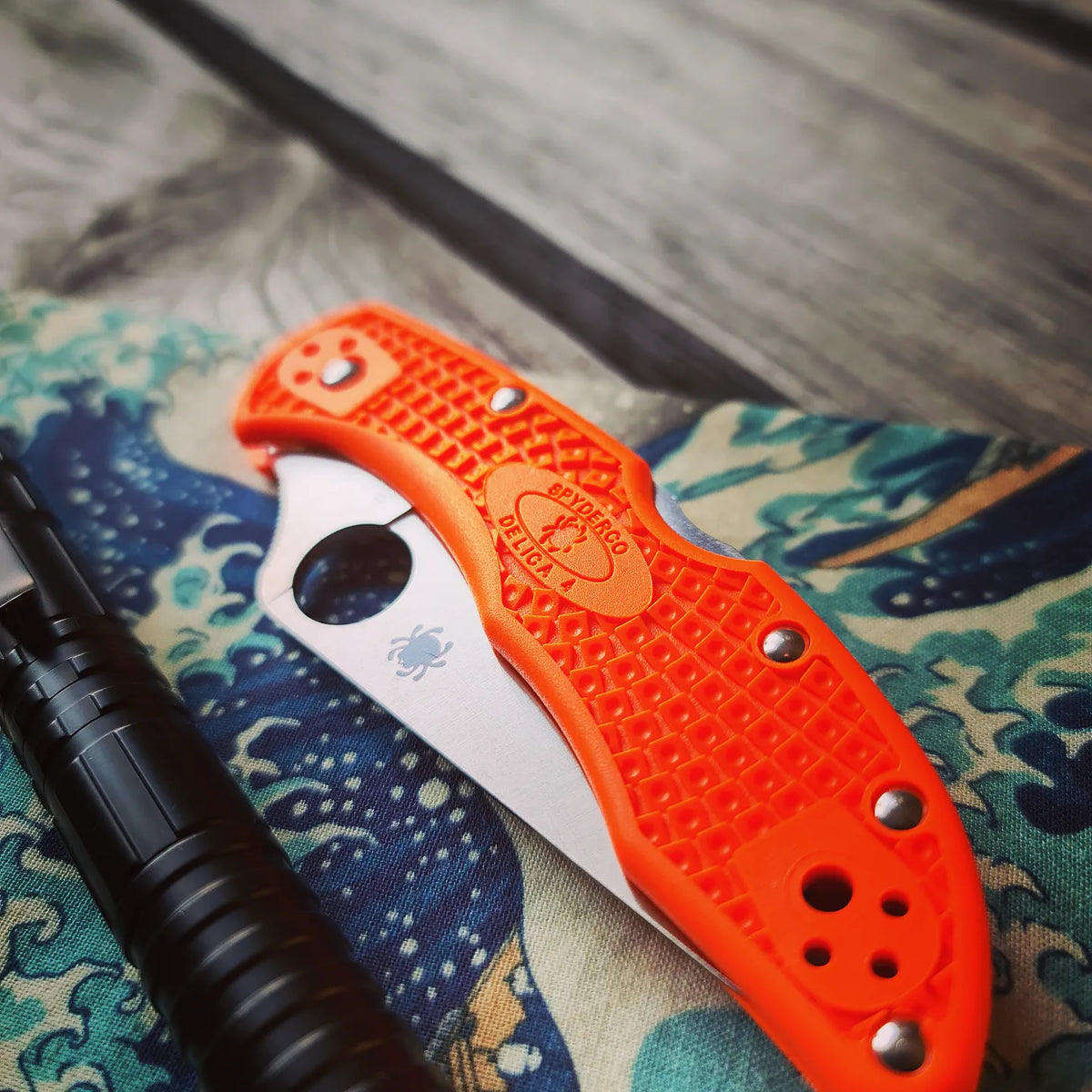 Spyderco Delica 4 VG-10 FRN - Orange närbild SLIMS.SE