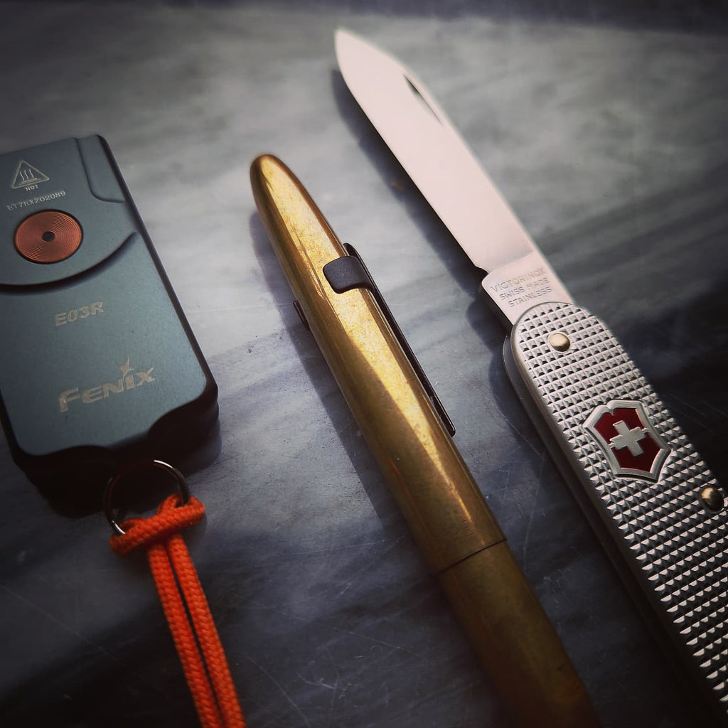 Victorinox Alox Bantam 84Mm Fällkniv Fenix E03R Space Pen RAW Brass - SLIMS.SE