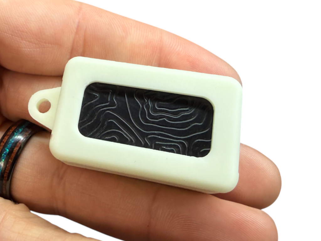 Maratac Tiny Delrin Pocket Box Gen 3 Topo  + Glow Shell – Förvaringsask Delrin Med Självlysande Hölje